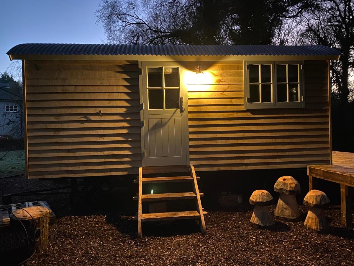 Chez Maurice Luxury Shepherds Hut With Bath And Hot Tub Kelling Exterior foto