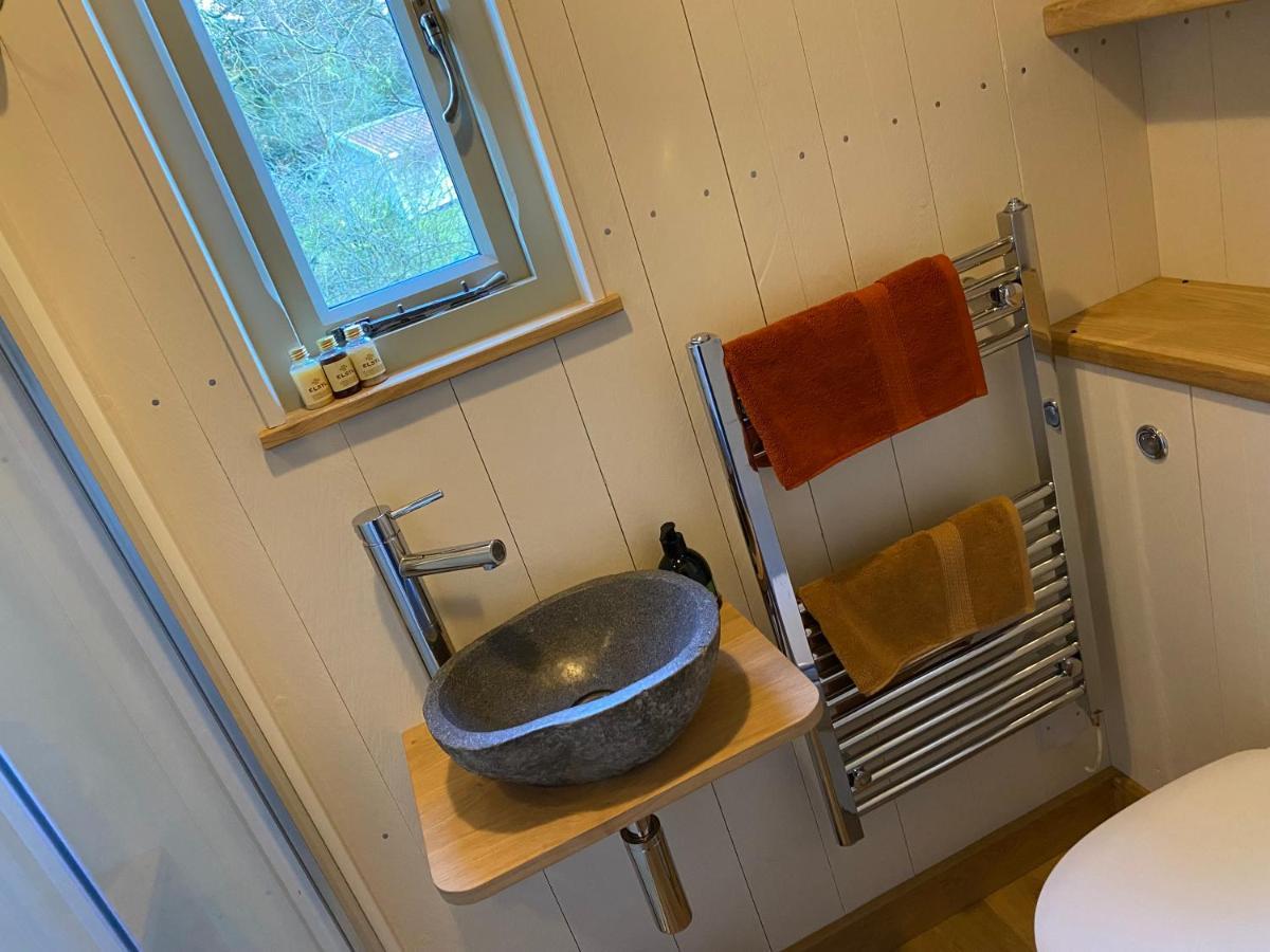 Chez Maurice Luxury Shepherds Hut With Bath And Hot Tub Kelling Exterior foto
