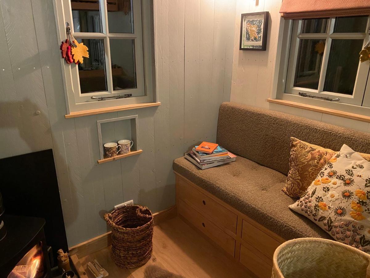 Chez Maurice Luxury Shepherds Hut With Bath And Hot Tub Kelling Exterior foto