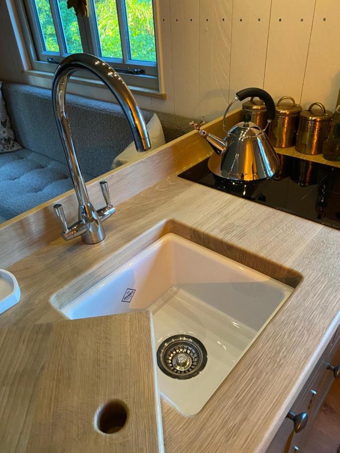 Chez Maurice Luxury Shepherds Hut With Bath And Hot Tub Kelling Exterior foto